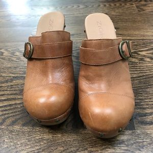 Tan leather clogs. Wood heel. Very good condition.
